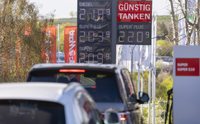 «Günstig Tanken» steht auf einer Anzeigetafel mit den aktuellen Spritpreisen an einer Tankstelle im Landkreis Alzey-Worms. Die Einigung auf eine Waffenruhe im Iran gibt Hoffnung in Sachen Spritpreis. Foto: Andreas Arnold/dpa