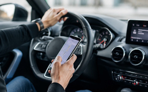 Handy am Steuer im Auto