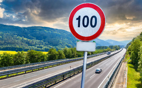 Ein Schild, das die Geschwindigkeit auf einer Autobahn begrenzt. Ein Schild, das die Geschwindigkeit auf einer Autobahn begrenzt.
