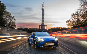 Toyota Mirai vor der Siegessäule in Berlin. Über 550.000 reguläre Fahrten wurden im Rahmen von "H2 Moves Berlin" registriert