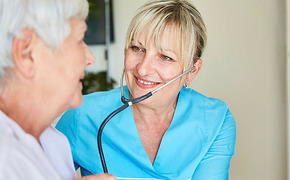 Ärztliche Untersuchung Seniorin Ärztliche Untersuchung Seniorin